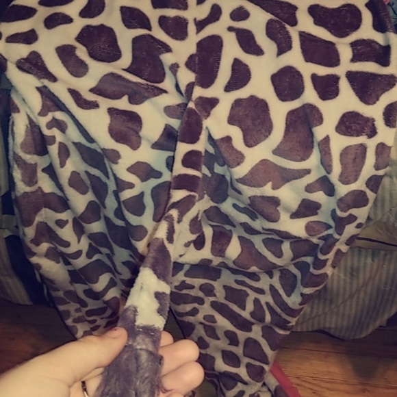 Giraffe onesie in good condition! - Picture 2 of 4